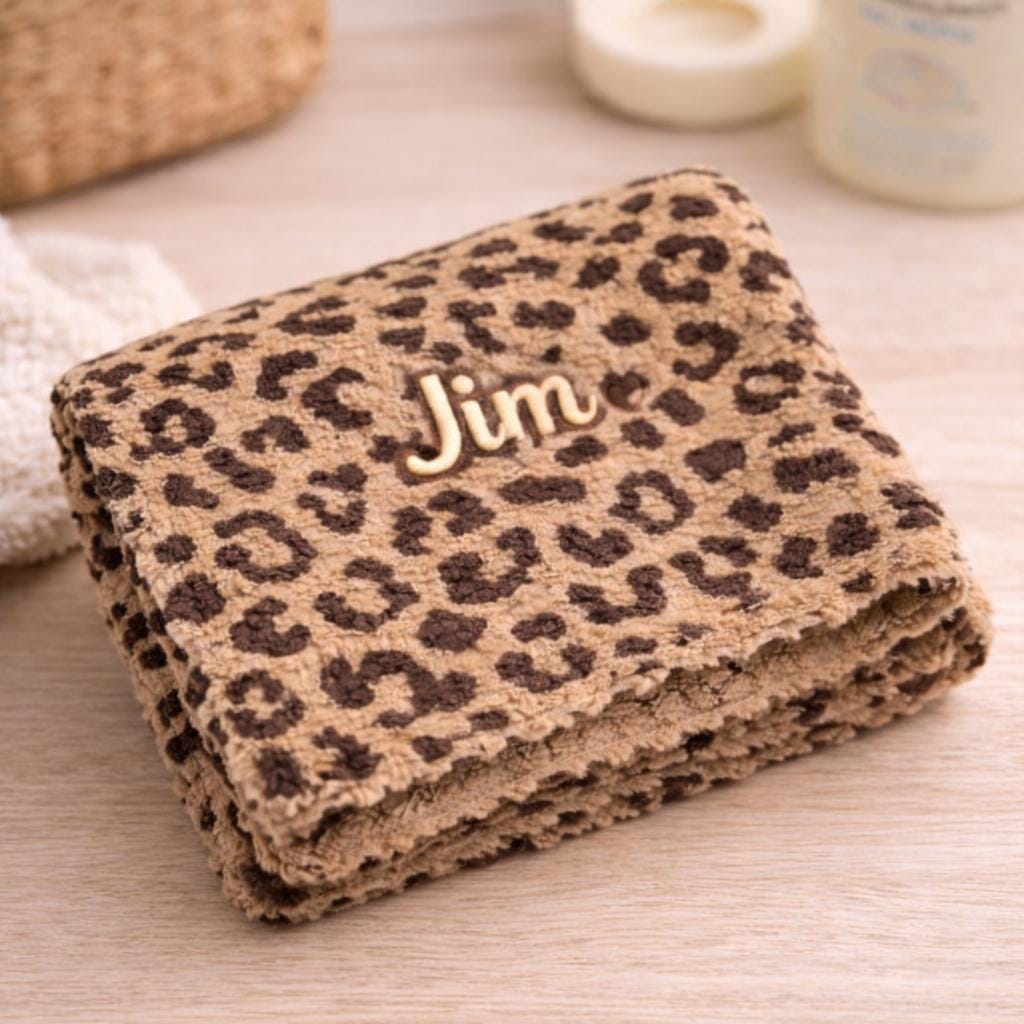 Personalisiertes Babywaschlappen mit Leopardenmuster | Gesichtshandtuch, Lätzchen, Spucktuch mit individuellem Namen