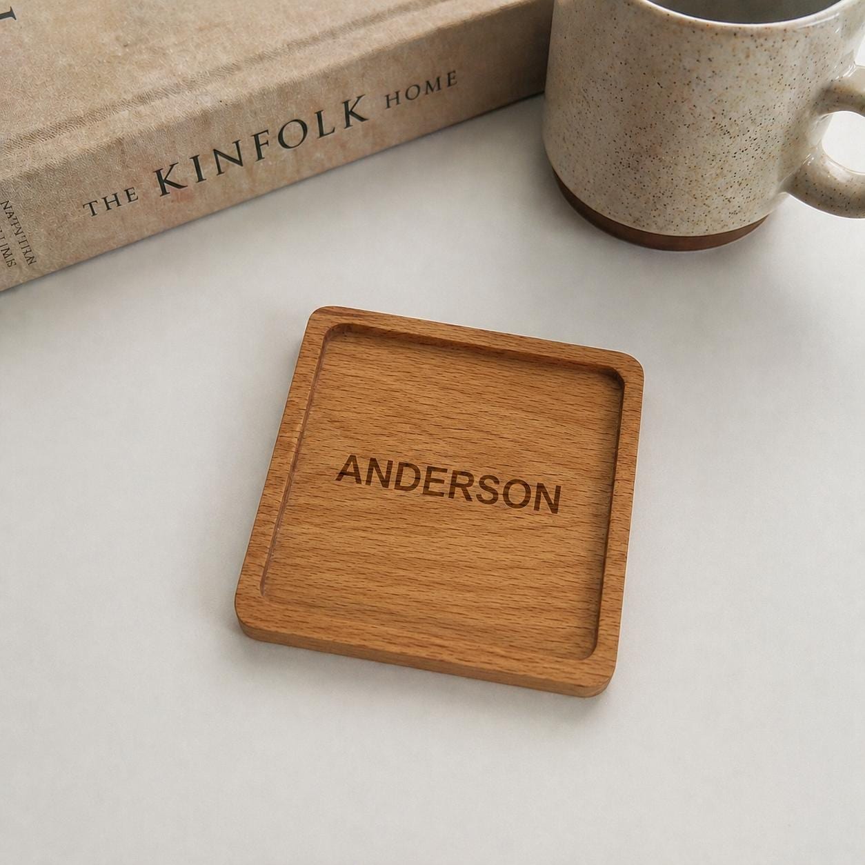 Personalisierter Untersetzer aus Holz, quadratischer Getränkeuntersetzer mit Namensgravur – Minimalistische Wohnkultur