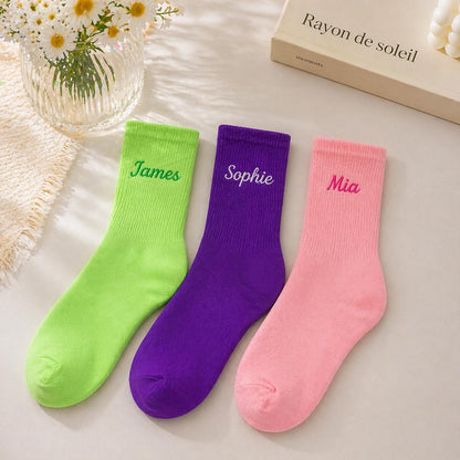 Individuell bestickte Crew Socken: Personalisierter Name, leuchtende Farben, Baumwollmischung