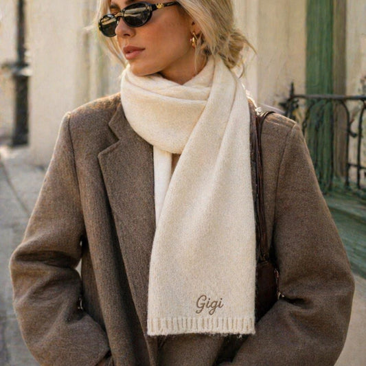 Personalisierter bestickter Strickschal, Monogramm mit Wunschnamen, gemütliches Wintergeschenk
