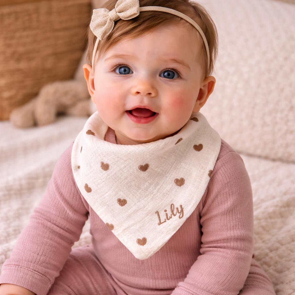 Personalisiertes Baby-Lätzchen aus Baumwollgaze, gestickter Wunschname, Halstuch mit Bärchen-Print