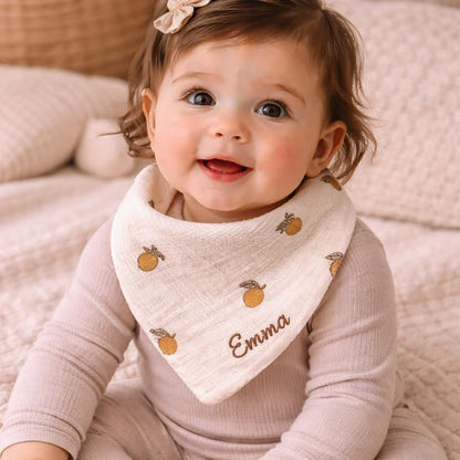 Personalisiertes Baby-Lätzchen aus Baumwollgaze, gestickter Wunschname, Halstuch mit Bärchen-Print