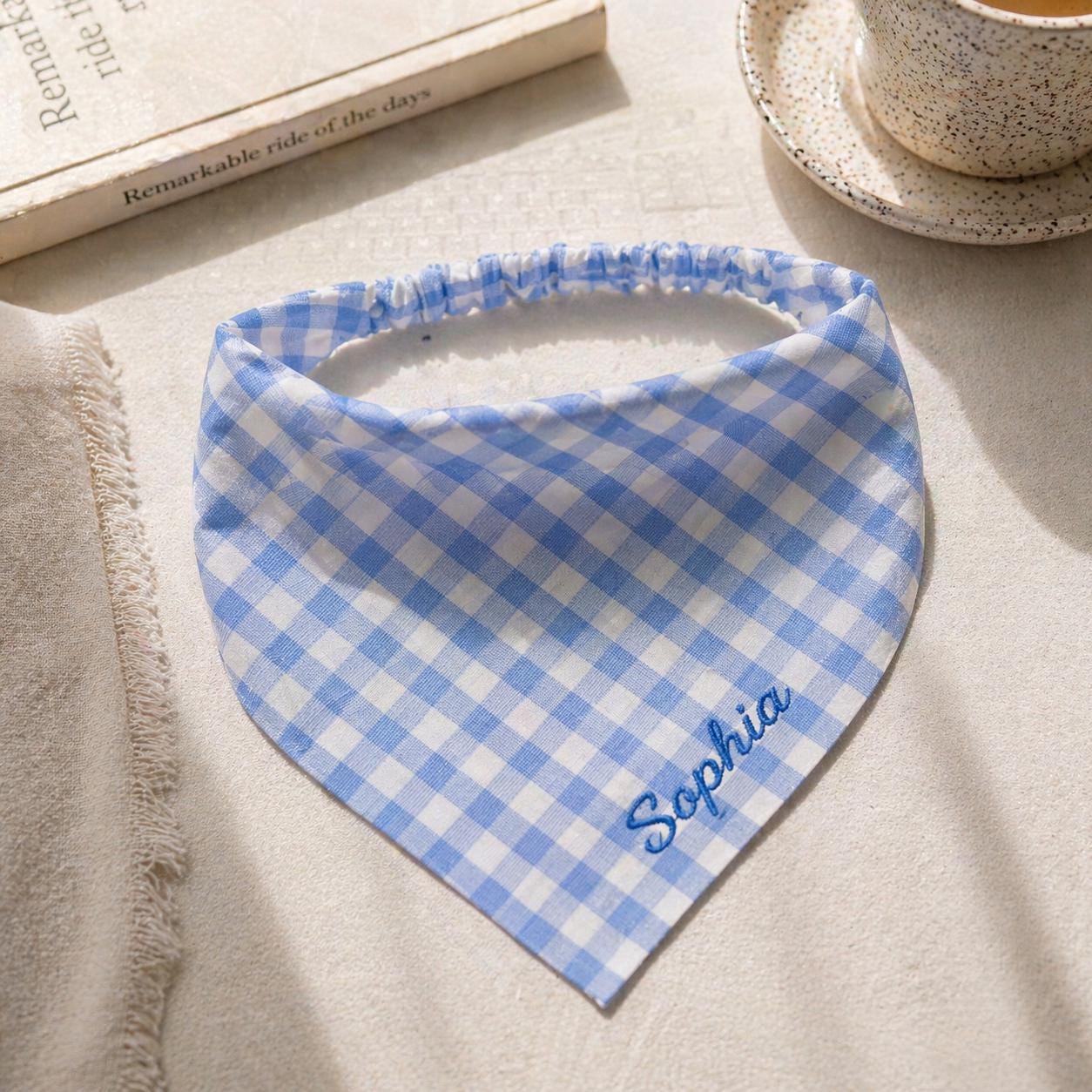 Personalisiertes Haarband aus Vichykaro, Haaraccessoire mit individuellem Namen bestickt, Bandana im Cottagecore-Stil