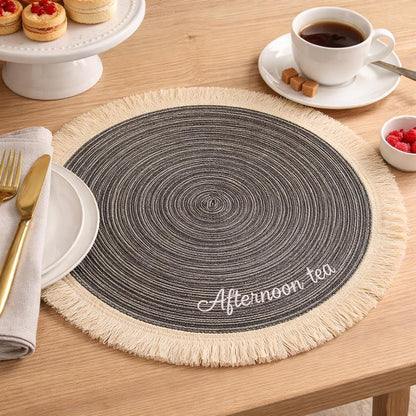 Personalisierte bestickte runde Platzmatte, Boho-Tischdeko mit Baumwollfransen, Hochzeitsgeschenk