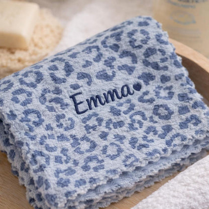 Personalisiertes Babywaschlappen mit Leopardenmuster | Gesichtshandtuch, Lätzchen, Spucktuch mit individuellem Namen