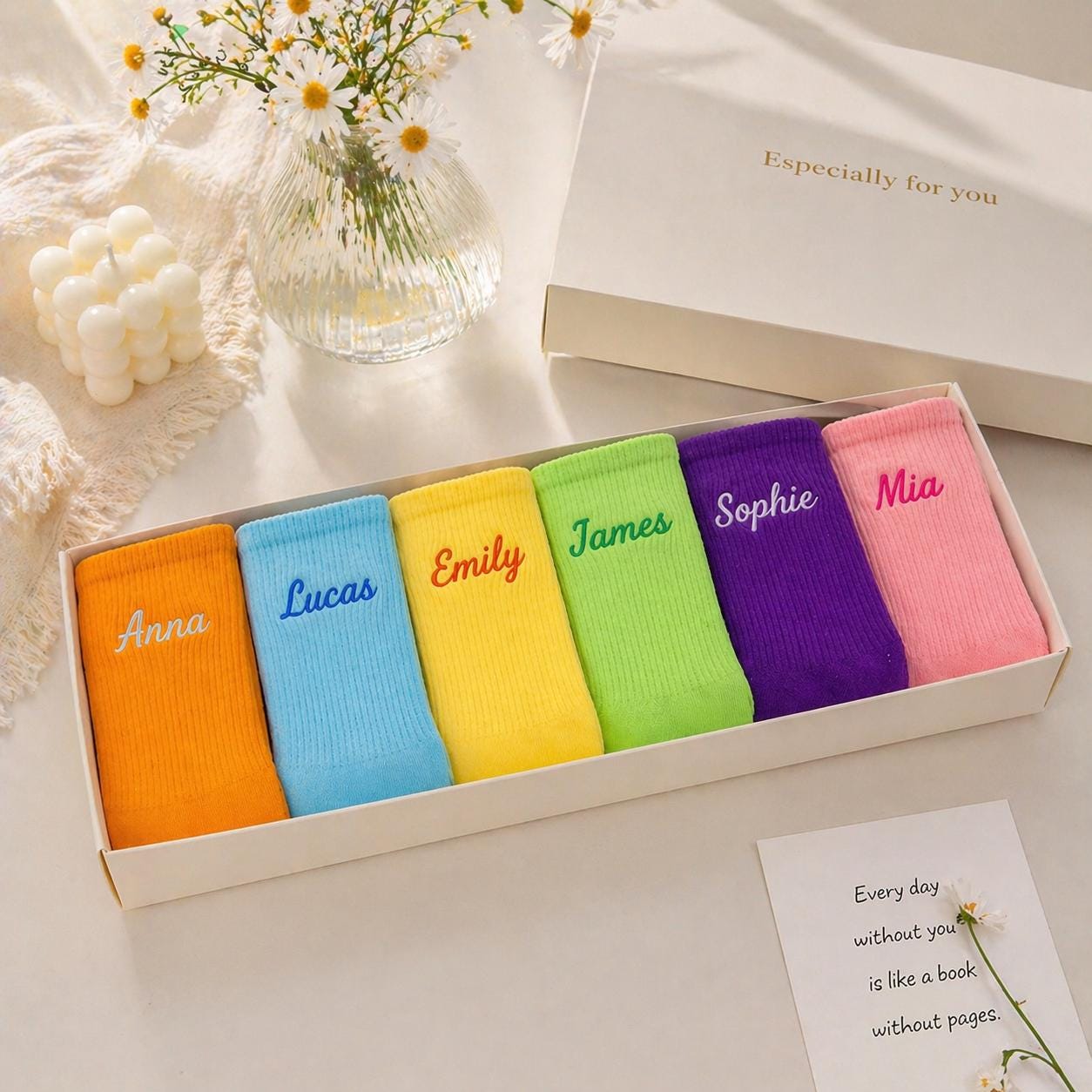 Individuell bestickte Crew Socken: Personalisierter Name, leuchtende Farben, Baumwollmischung