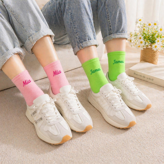 Individuell bestickte Crew Socken: Personalisierter Name, leuchtende Farben, Baumwollmischung