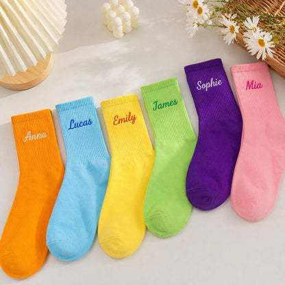 Individuell bestickte Crew Socken: Personalisierter Name, leuchtende Farben, Baumwollmischung