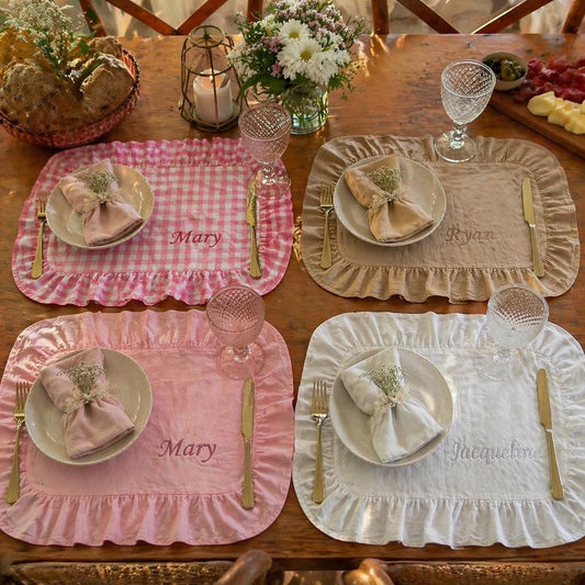 Besticktes Leinen-Tischset, Rüschenrand, personalisiertes Namens-Tischset, Hochzeitsdeko