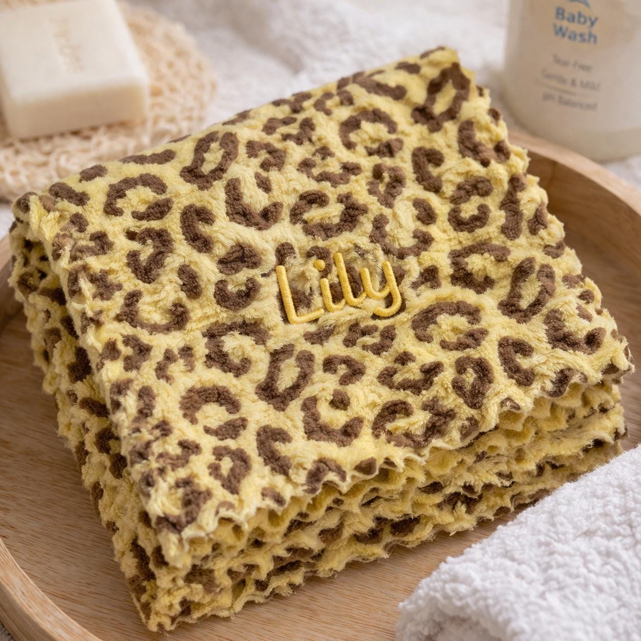 Personalisiertes Babywaschlappen mit Leopardenmuster | Gesichtshandtuch, Lätzchen, Spucktuch mit individuellem Namen