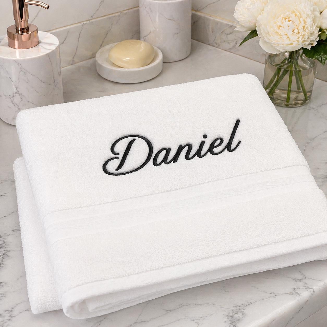 Benutzerdefiniertes besticktes Baumwoll-Badetuch, personalisiertes Badetuch mit Namensmonogramm