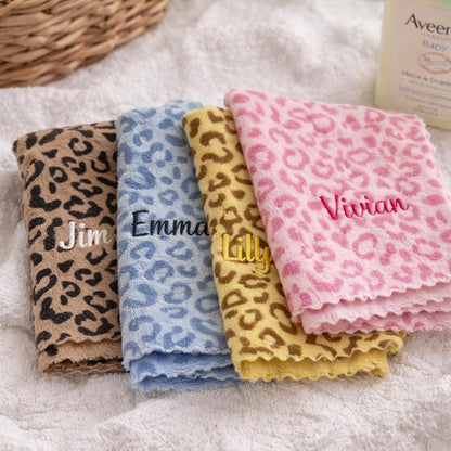 Personalisiertes Babywaschlappen mit Leopardenmuster | Gesichtshandtuch, Lätzchen, Spucktuch mit individuellem Namen