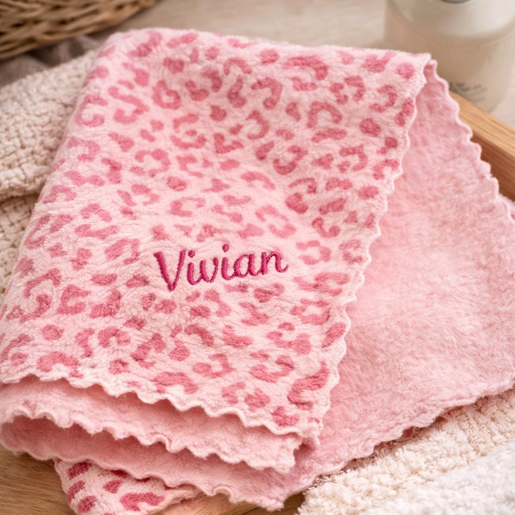 Personalisiertes Babywaschlappen mit Leopardenmuster | Gesichtshandtuch, Lätzchen, Spucktuch mit individuellem Namen