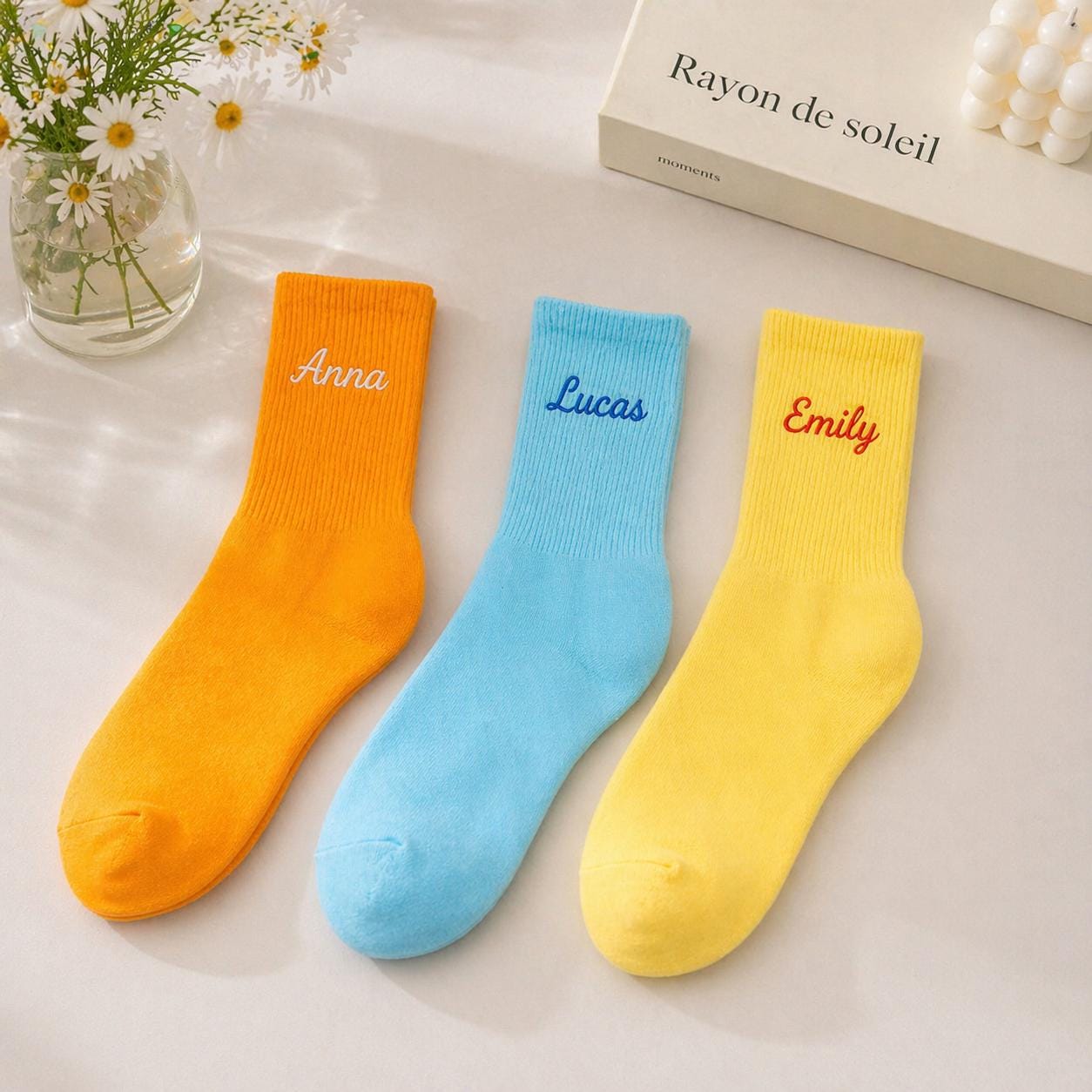 Individuell bestickte Crew Socken: Personalisierter Name, leuchtende Farben, Baumwollmischung