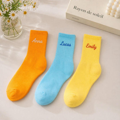 Individuell bestickte Crew Socken: Personalisierter Name, leuchtende Farben, Baumwollmischung
