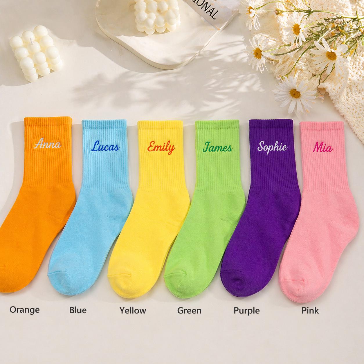 Individuell bestickte Crew Socken: Personalisierter Name, leuchtende Farben, Baumwollmischung